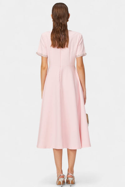 Linda Vestido Midi Acampanado con Lazo de Cristal y Detalles Elegantes