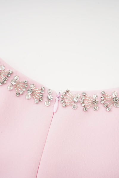 Linda Vestido Midi Acampanado con Lazo de Cristal y Detalles Elegantes