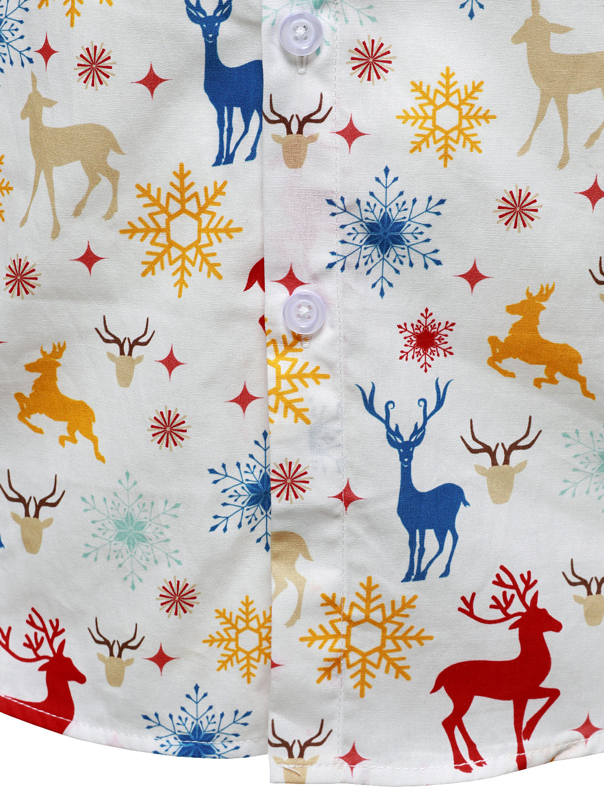Camisa de manga larga blanca con tema navideño en renos y copos de nieve