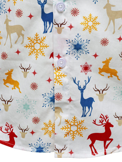 Camisa de manga larga blanca con tema navideño en renos y copos de nieve