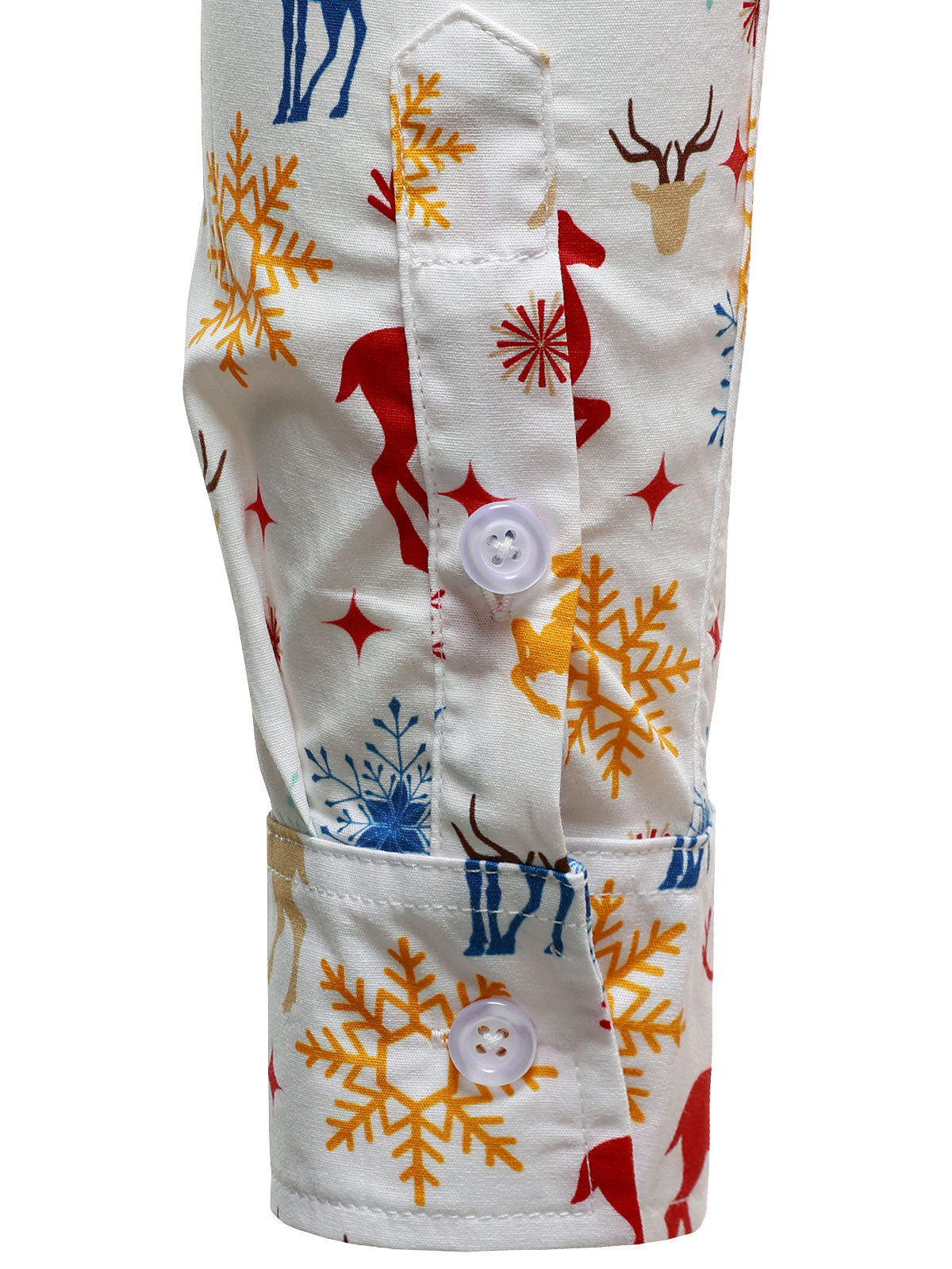 Camisa de manga larga blanca con tema navideño en renos y copos de nieve