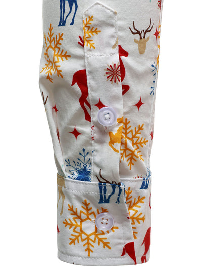 Camisa de manga larga blanca con tema navideño en renos y copos de nieve