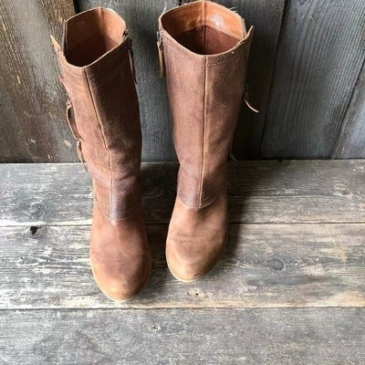 Botas altas de mujer color marrón con cremallera lateral y tacón bajo estilo boho