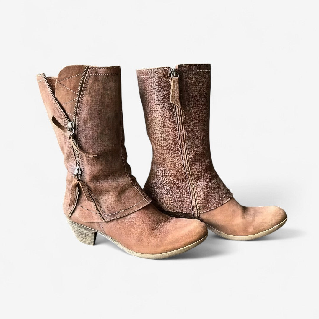 Botas altas de mujer color marrón con cremallera lateral y tacón bajo estilo boho